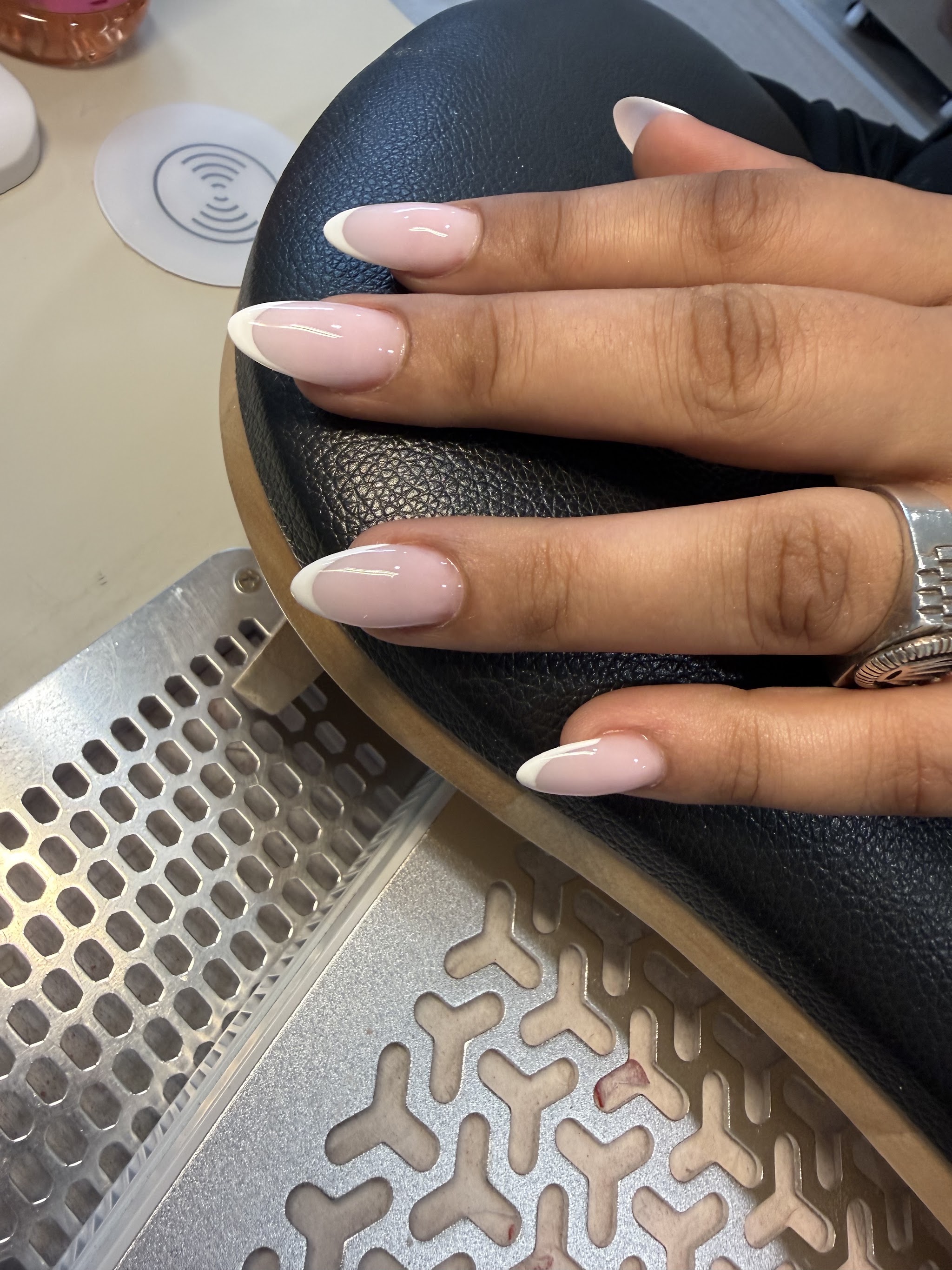 Roze manicure met witte nagelranden
