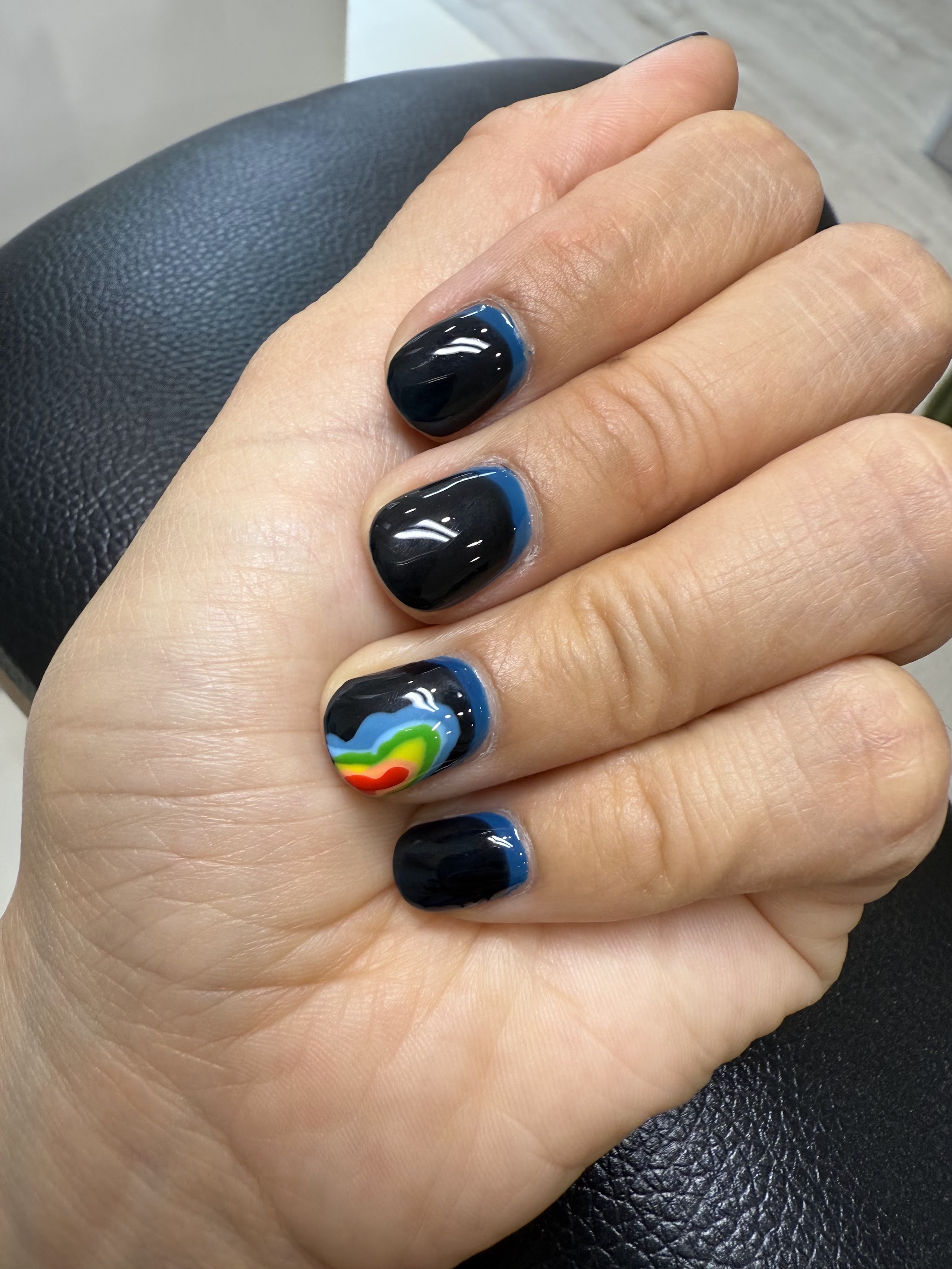 Donkere manicure met kleurrijke nagelversiering