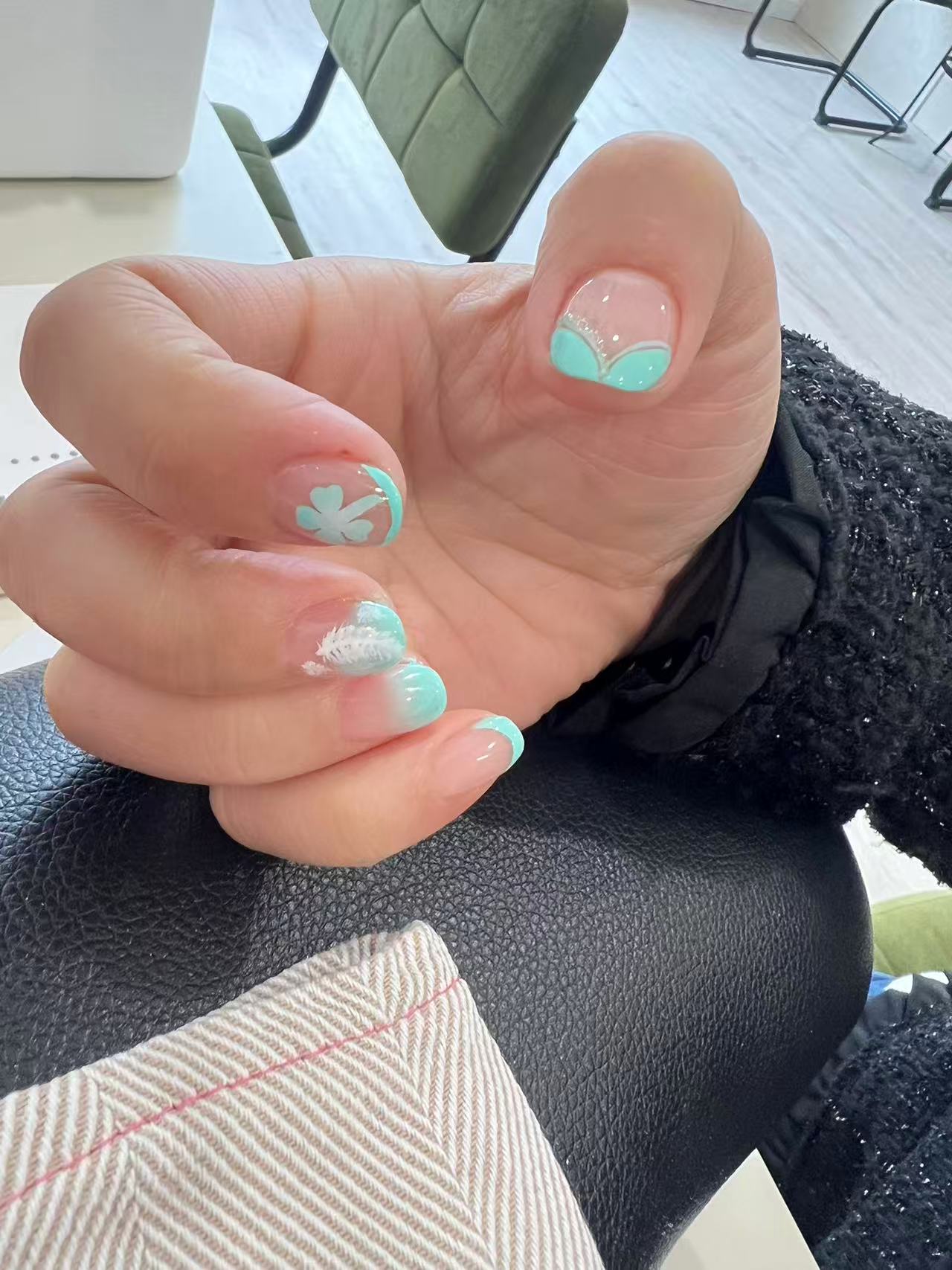 Turquoise details op een roze manicure