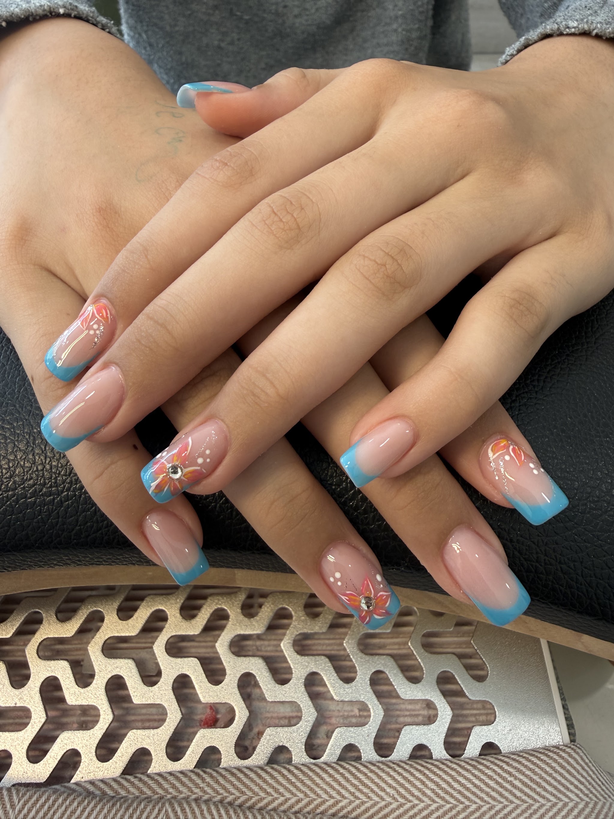 Lange nagels met meerkleurige nagelversiering